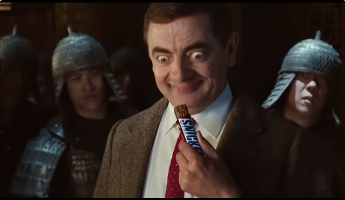 kadr z reklamy snickers - głodny nie jesteś sobą z Rowanem Atkinsonem